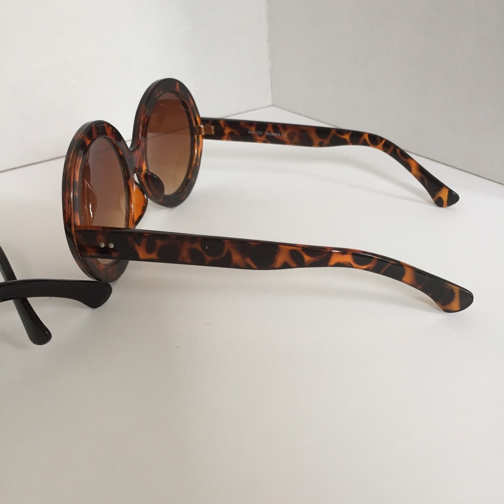 Round sunglasses 🕶 - Picture 2 of 2